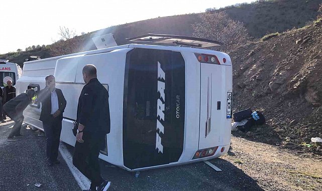 Elazığ-Diyarbakır kara yolunda midibüs devrilmesi sonucu meydana gelen trafik kazasında çok sayıda yaralı olduğu öğrenildi. Bölgeye sağlık, polis, jandarma, AFAD ve itfaiye ekipleri sevk edildi.