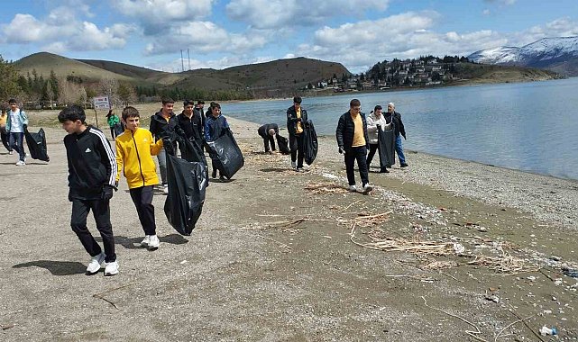 Elazığ Hazar Gölü çevresinde temizlik yapıldı