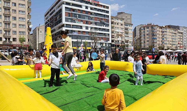 Elazığ'da 23 Nisan şenliklerinde çocuklar doyasıya eğlendi