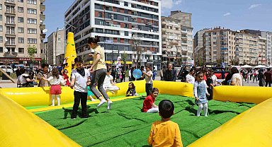 Elazığ'da 23 Nisan şenliklerinde çocuklar doyasıya eğlendi