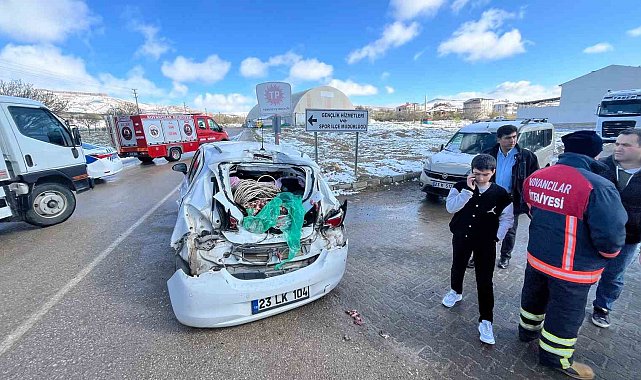 Elazığ'da greyder ile otomobil çarpıştı: 1 yaralı