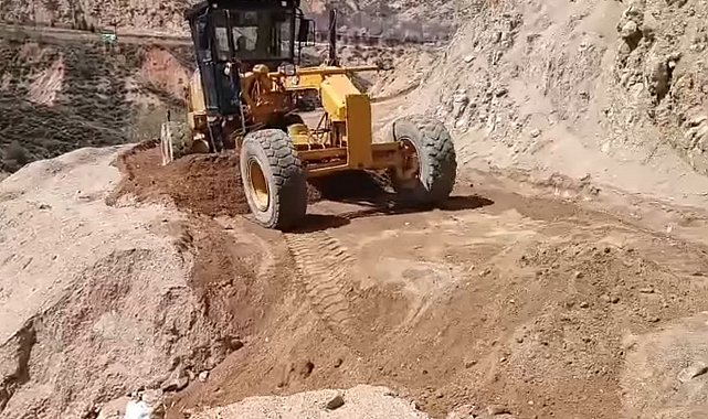 Elazığ'da heyelan nedeniyle zarar gören köy yollarının onarımı sürüyor