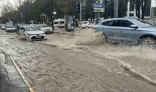 Elazığ'da kuvvetli yağışta yolda kalan aracı vatandaşlar iterek götürdü