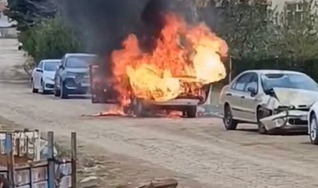 Elazığ'da otomobil alev alev yandı