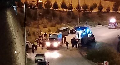 Elazığ'da otomobil elektrik direğine çarptı : 3 yaralı