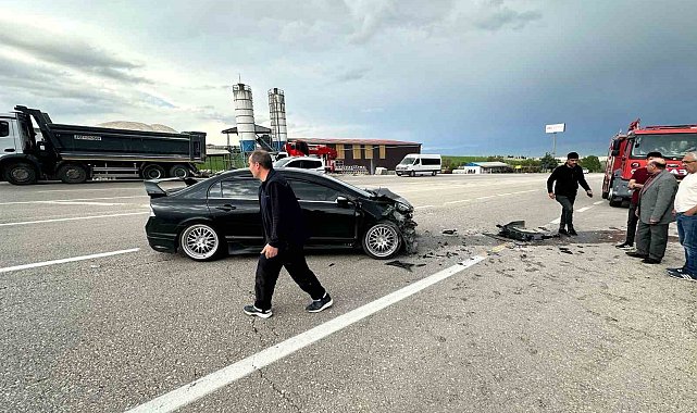 Elazığ'da otomobil kamyona çarptı: 1 yaralı