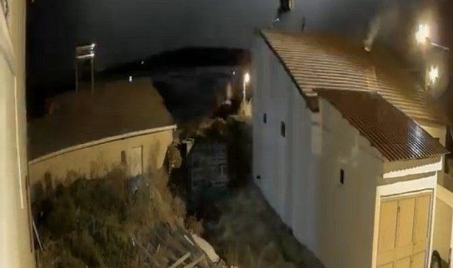 Elazığ'da şimşekler geceyi aydınlattı