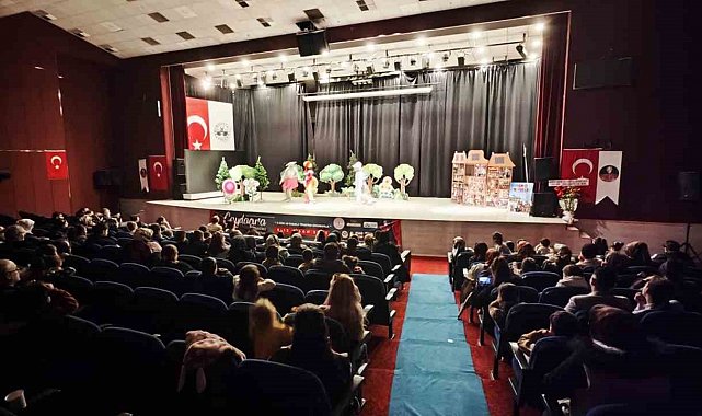 Elazığ'da tiyatro festivali yoğun ilgi gördü