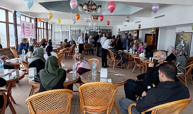 Elazığ'da üniversite öğrencileri kanser hastalarına moral verdi