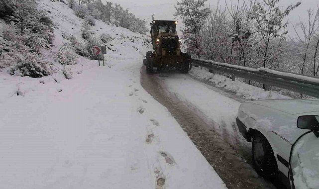 Elazığ'da yoğun kar yağışı sonrası yolda mahsur kalan araç kurtarıldı
