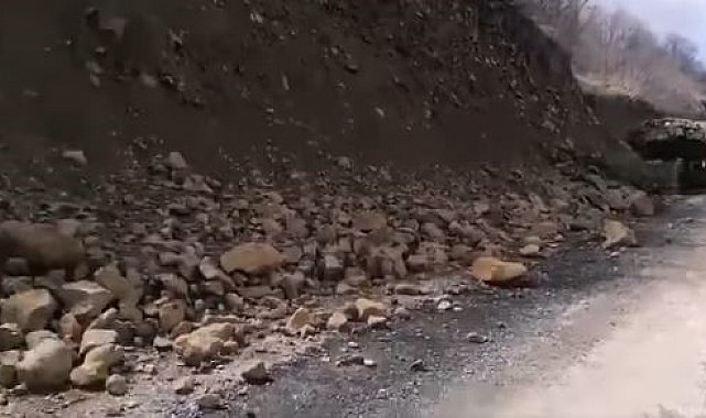 Elazığ'da yola düşen kaya parçaları kaldırıldı