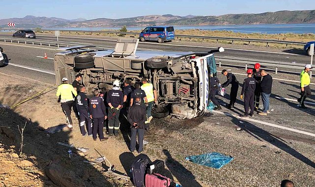 Elazığ'da yolcu midibüsü karşı şeride geçerek yan yattı: 25 yaralı
