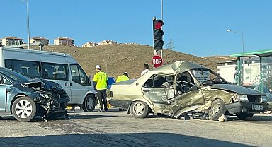Elazığ'da zincirleme trafik kazası: 1 ölü 3 yaralı