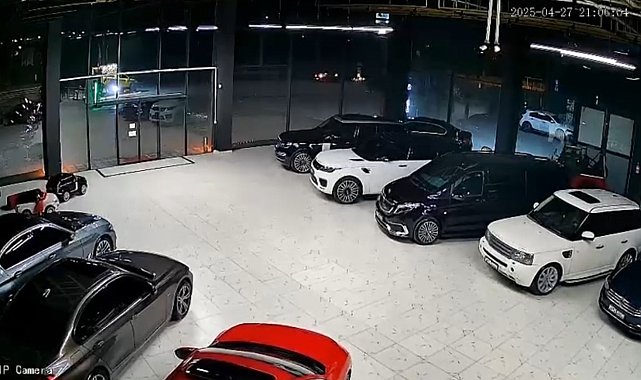 Elazığ'daki deprem oto galerinin kameralarına yansıdı