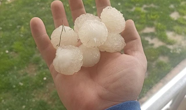 Elazığ'ın ilçe ve köylerinde dolu etkili oldu
