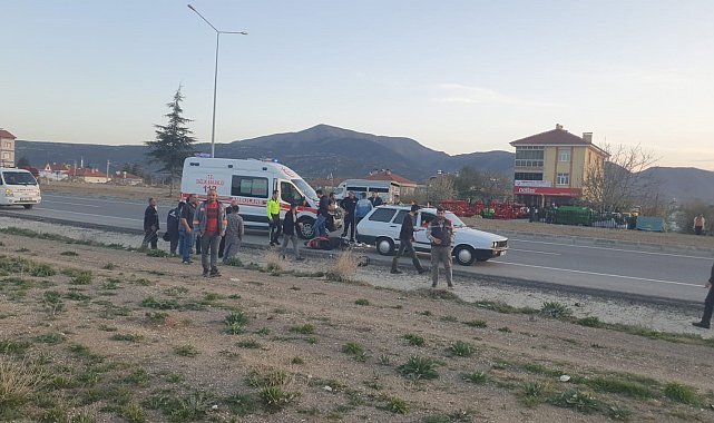 Elektrikli bisiklet sürücüsü park halindeki araca çarptı: 1 yaralı