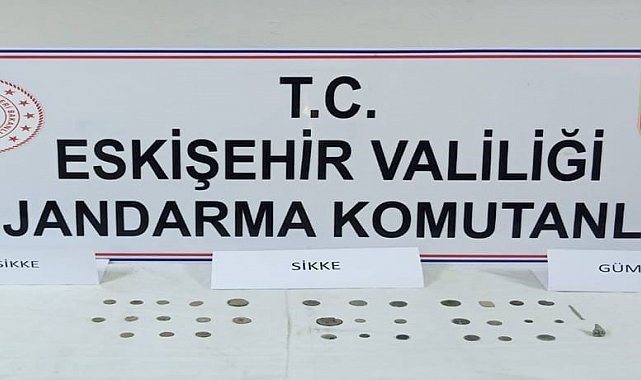 Ellerindeki tarihi eserlere müşteri ararken jandarmaya yakalandılar