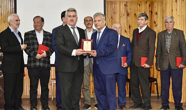 Emekli din görevlilerine plaket