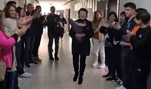 Emekli olan öğretmenlerini böyle uğurladılar