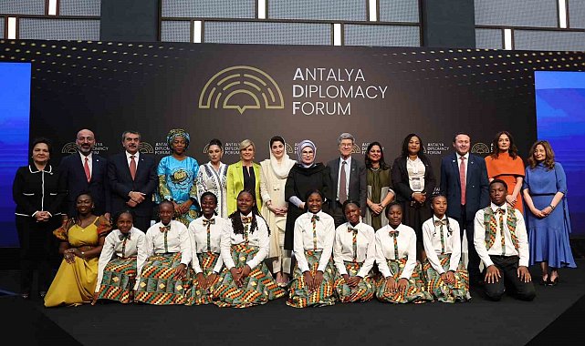 Emine Erdoğan'dan "Ayrışan Dünyada Geleceği İnşa Etmek: Eğitimin Dönüştürücü Gücü" paneline dair paylaşım