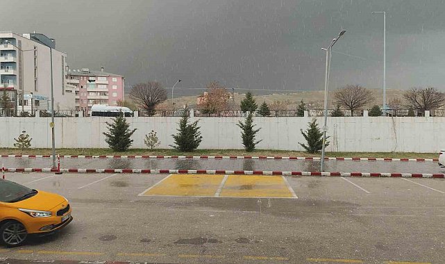 Erciş'te dolu yağışı etkili oldu