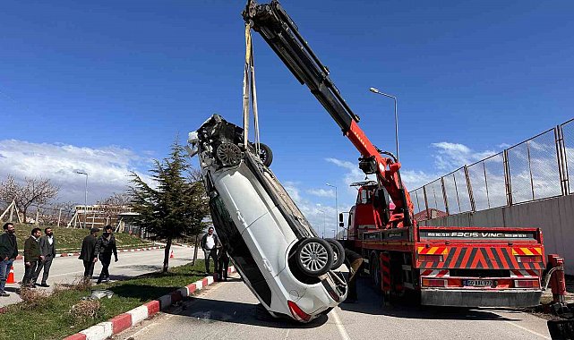 Erciş'te otomobille hafif ticari araç çarptı: 5 yaralı