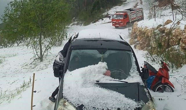 Erdemli'de dolu, tarım alanlarına zarar verdi