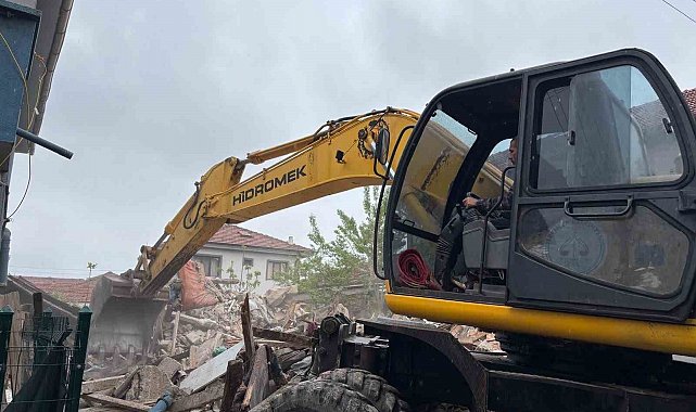 Erenler'de metruk binalar yıkılıyor