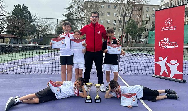 Ergeneli tenisçi öğrenciler, bölge şampiyonasında