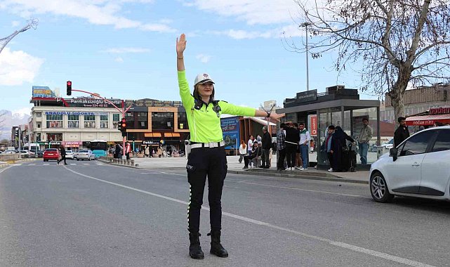 Erzincan trafiğine kadın eli değdi