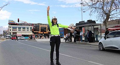 Erzincan trafiğine kadın eli değdi