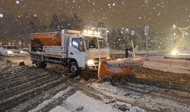 Erzincan'da belediye ekipleri karla mücadele çalışmasını sürdürüyor