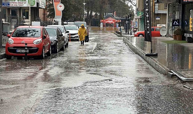 Erzincan'da sağanak sonrası yollar göle döndü