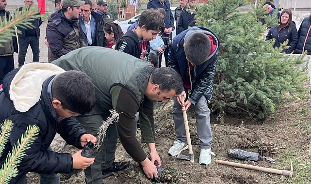 Erzincan'da şehit ailesiyle yeşil vatan için ağaç diktiler