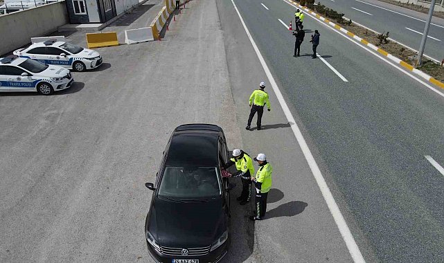 Erzincan'da trafik denetiminde kolonya ve şeker ikramı