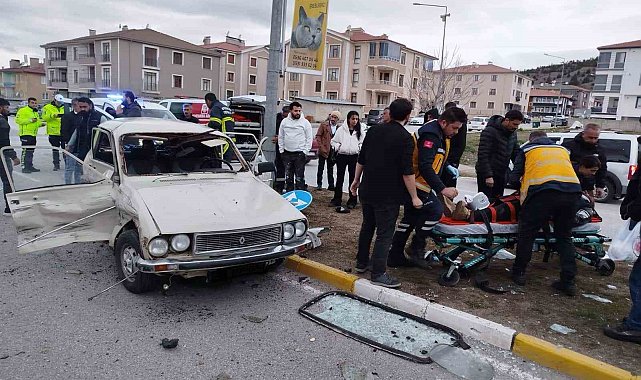 Erzincan'da trafik kazası: 3 yaralı