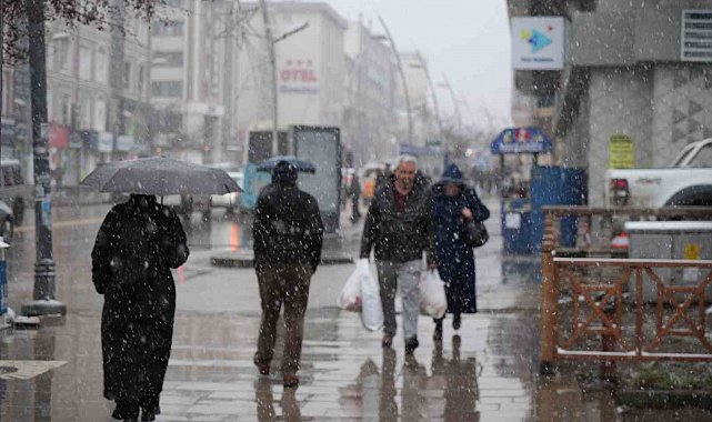 Erzurum'a baharla gelen kar