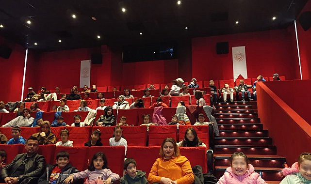 Erzurum'da çocuklara sinema keyfi