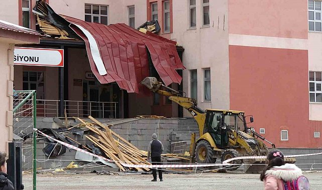 Erzurum'da kuvvetli rüzgâr ve fırtına yıktı geçti