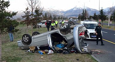 Erzurum'da ters yöne giren cip otomobille çarpıştı: 2 yaralı