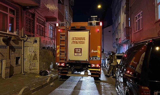 Esenler'de 4 katlı binanın çatısı alev alev yandı