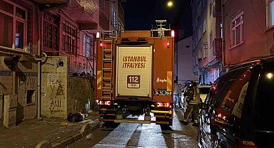 Esenler'de 4 katlı binanın çatısı alev alev yandı