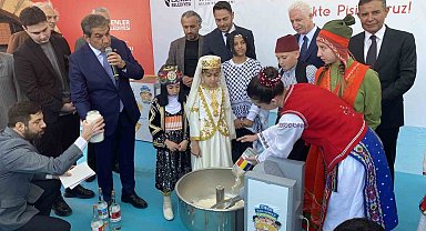 Esenler'de 8 ülkeden gelen çocuklar barış ekmeği pişirdi