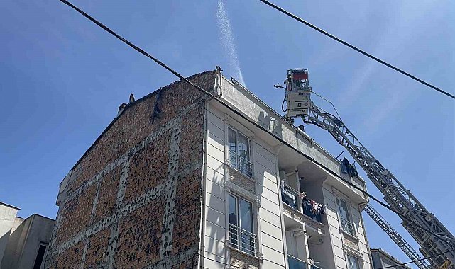 Esenyurt'ta 4 katlı binanın çatısı alev alev yandı