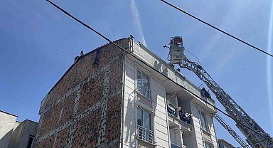 Esenyurt'ta 4 katlı binanın çatısı alev alev yandı