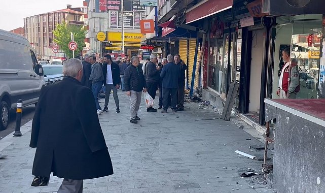 Esenyurt'ta direksiyonda fenalaşan sürücü işyerine daldı