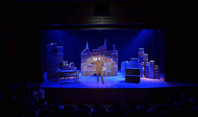 Esenyurt'ta kültür sanat coşkusu: Çehov Kabare kapalı gişe oynadı