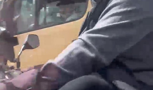 Esenyurt'ta motosikletli maganda kamerada: Otomobili tekmeledi, aynasını kırdı