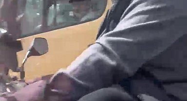 Esenyurt'ta motosikletli maganda kamerada: Otomobili tekmeledi, aynasını kırdı