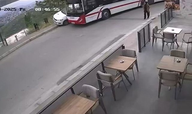 ESHOT otobüsü, park halindeki otomobile çarptı